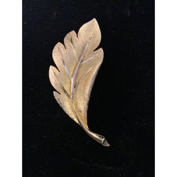 Vintage BSK Textured Gold Tone Leaf Brooch (1202) - Picture 1 of 5